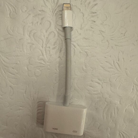 Apple HDMI to Lighting Adapter - Picture 1 of 3